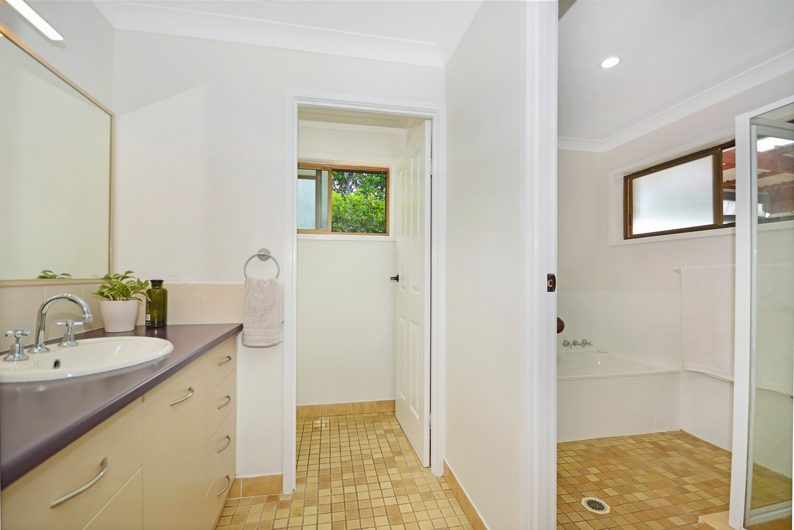 1/15 Poinciana Avenue BOGANGAR 7