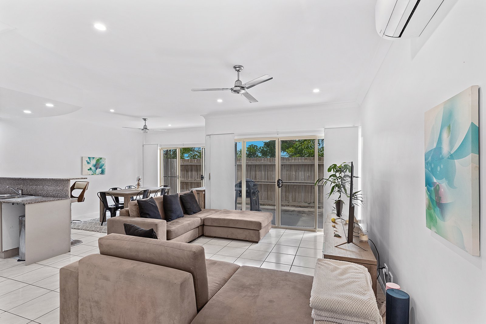1/152-154 Shute Harbour Road CANNONVALE 3