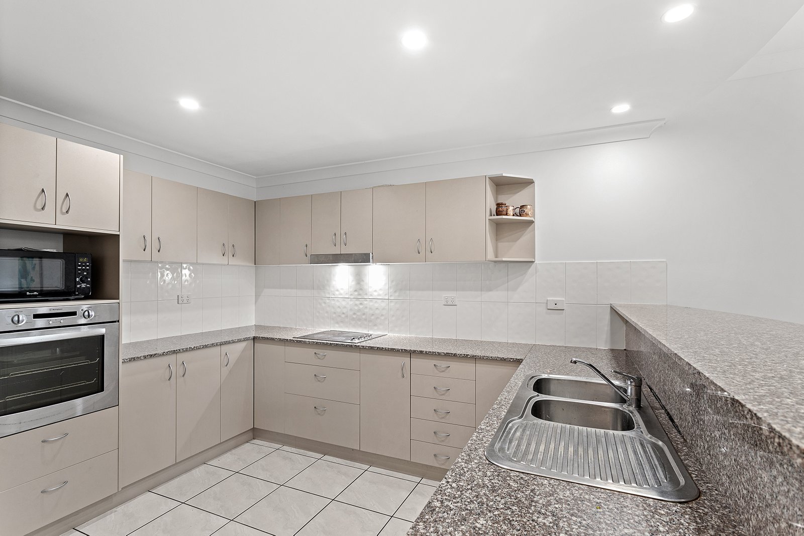 1/152-154 Shute Harbour Road CANNONVALE 4