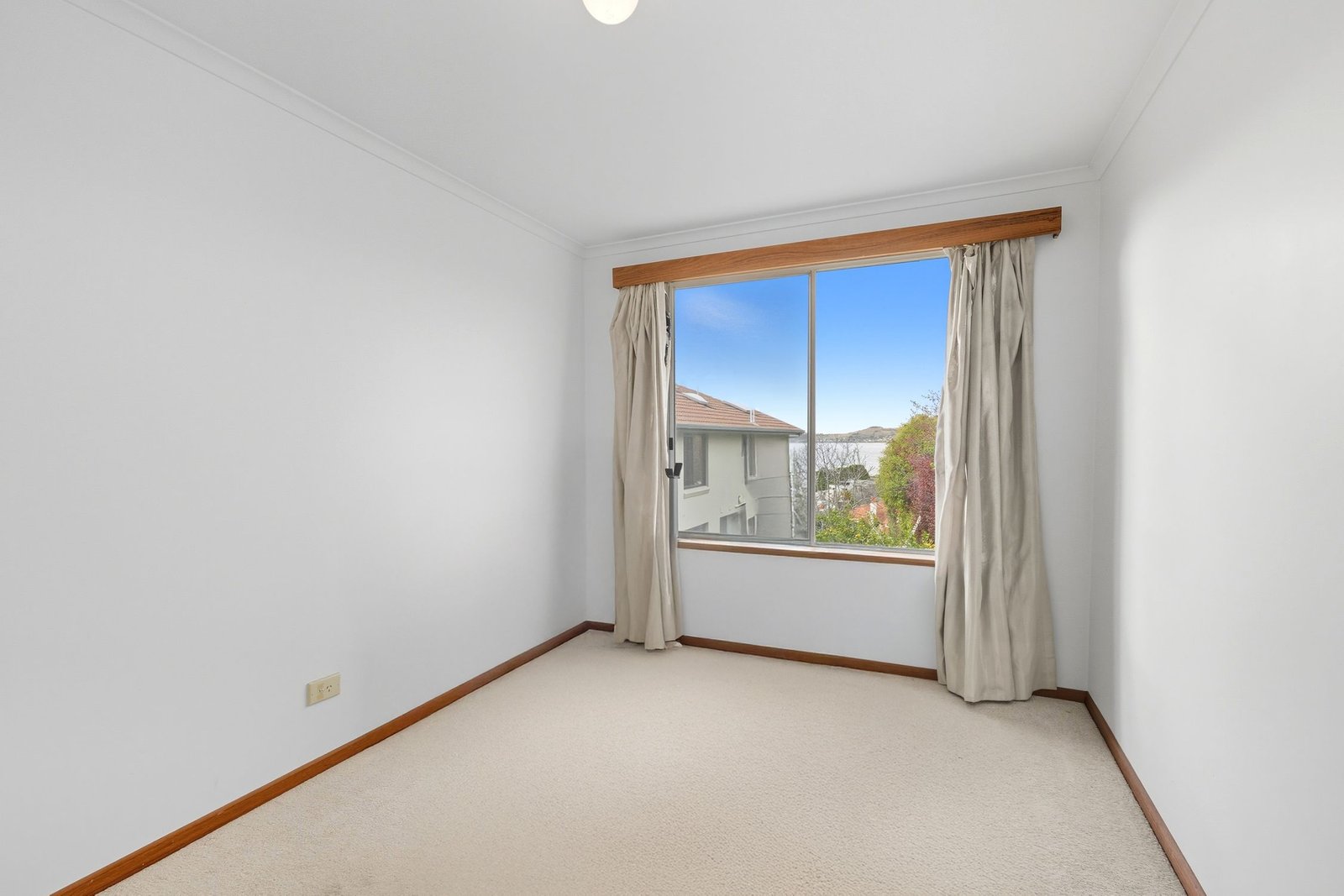 1/16 Chessington Court SANDY BAY 8