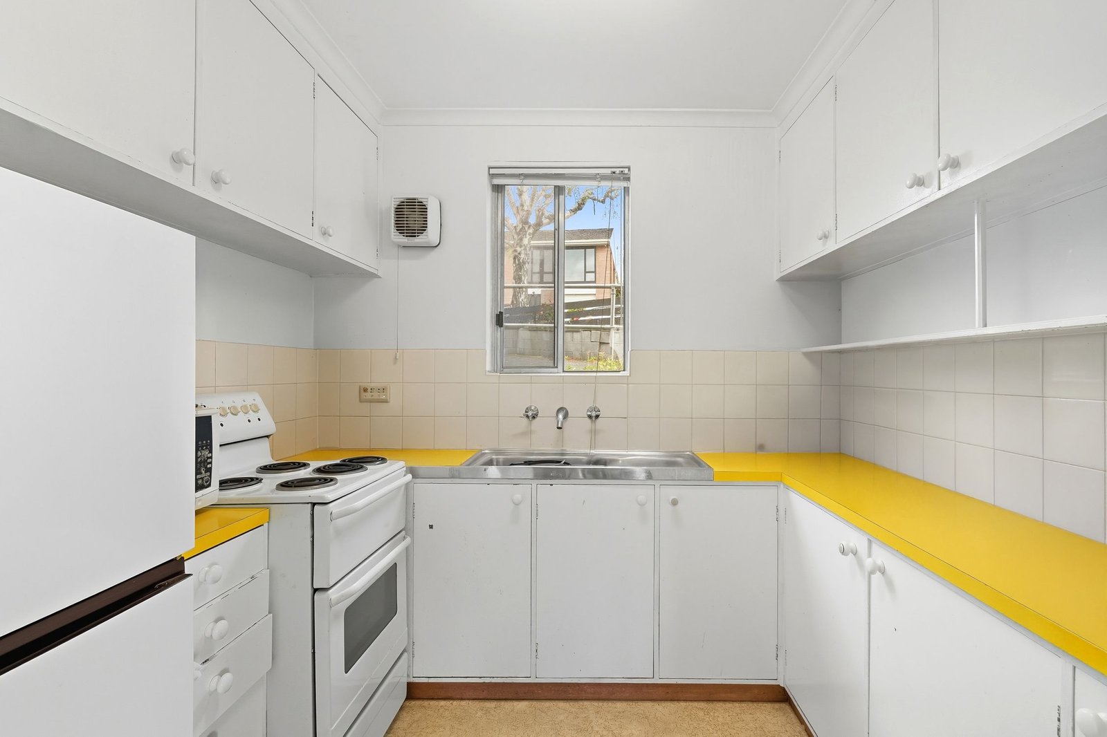 1/16 Chessington Court SANDY BAY 5