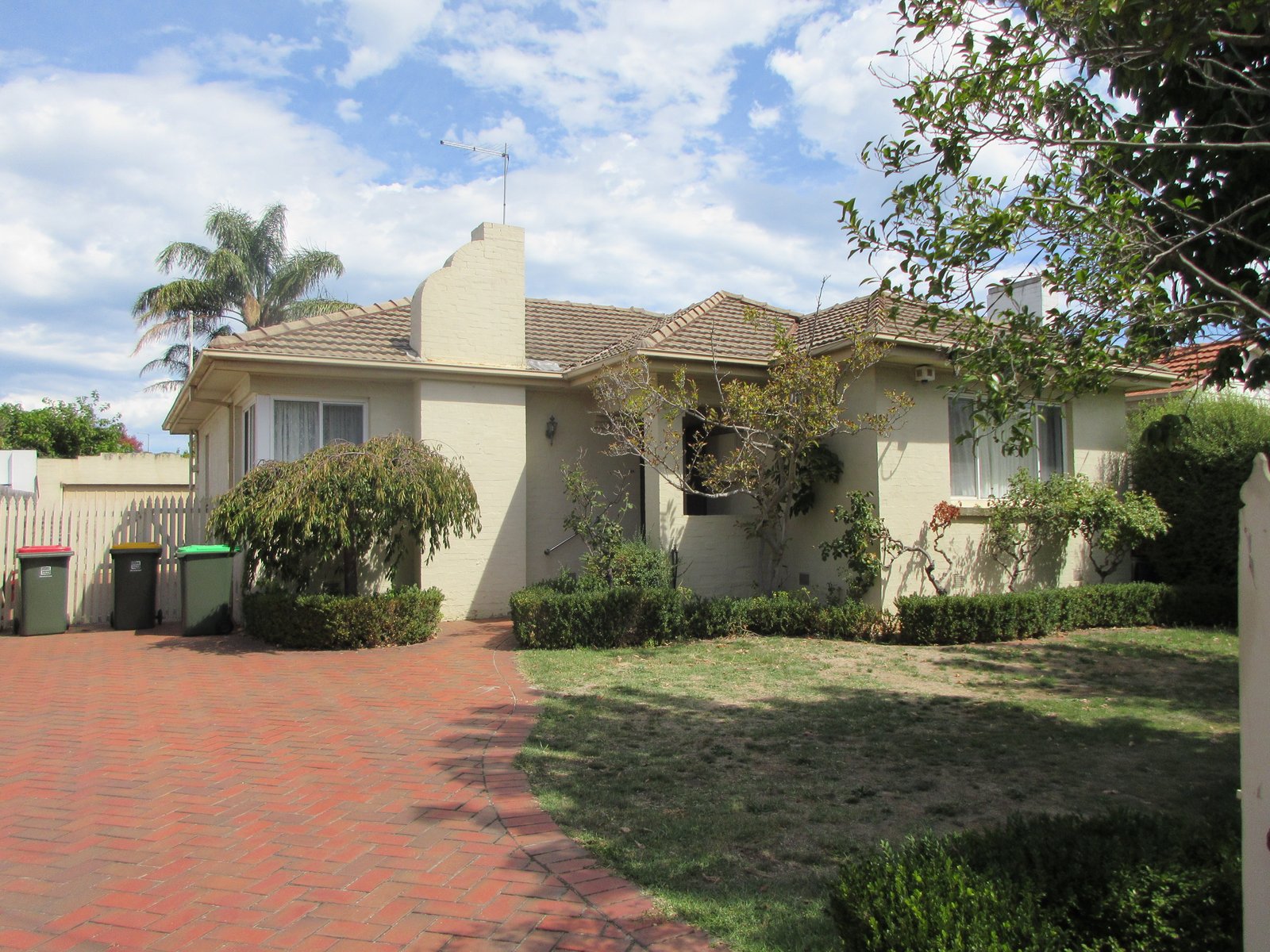 Gallery: 116 Deakin Street