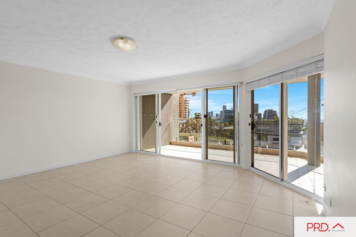 1/16 Hill Avenue Burleigh Heads 3