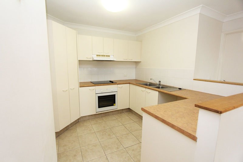 1/16 Judith Avenue SOUTHPORT 4