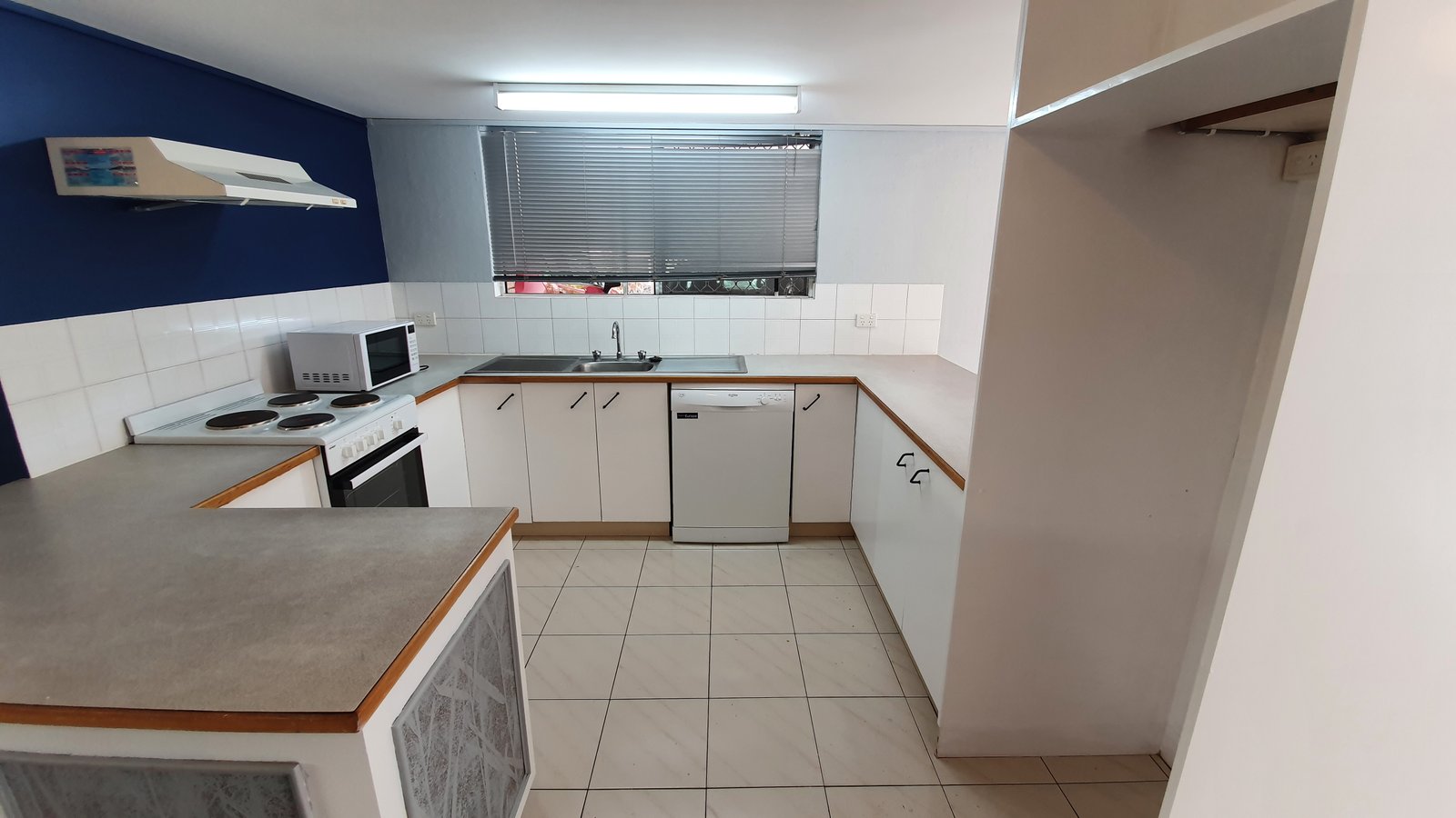 1/169 Shute Harbour Road CANNONVALE 2