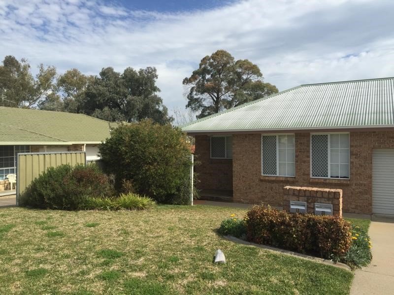 1/17 Charles Coxen Close TAMWORTH 1