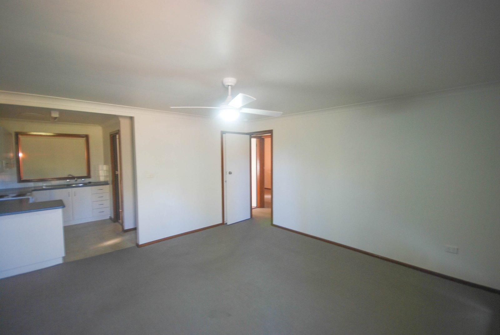 1/17 Nordlingen Drive TOLLAND 2