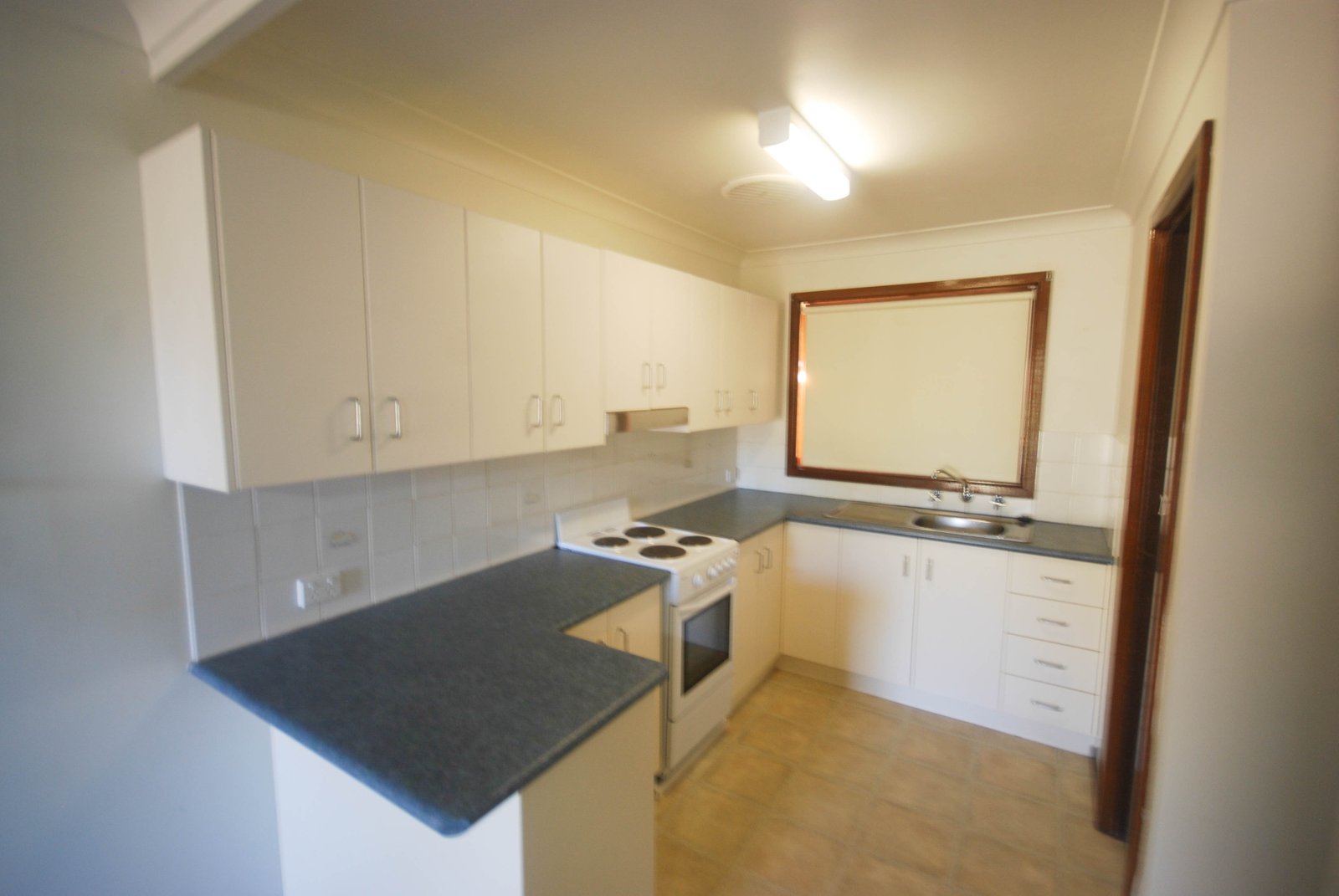 1/17 Nordlingen Drive TOLLAND 3