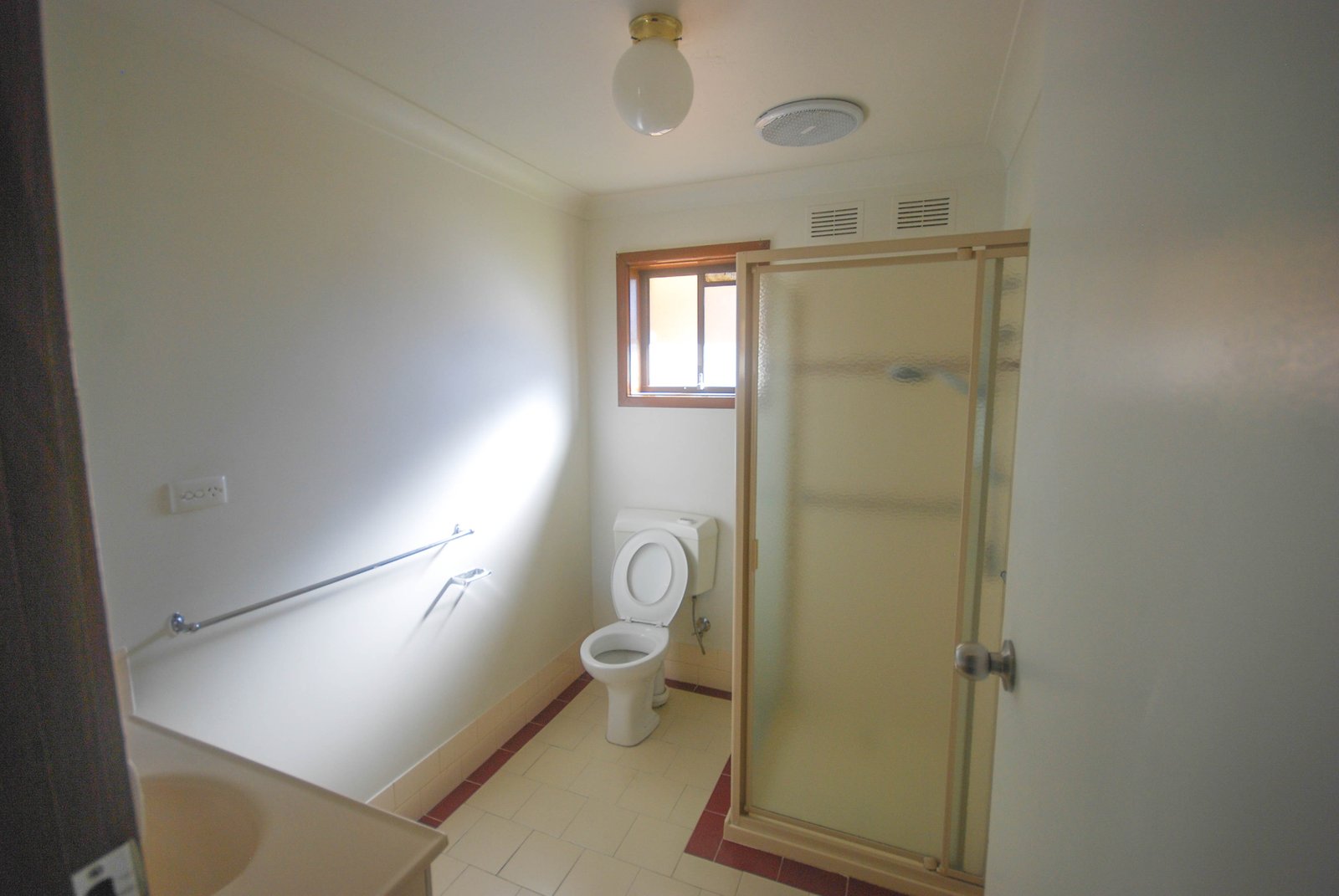 1/17 Nordlingen Drive TOLLAND 4