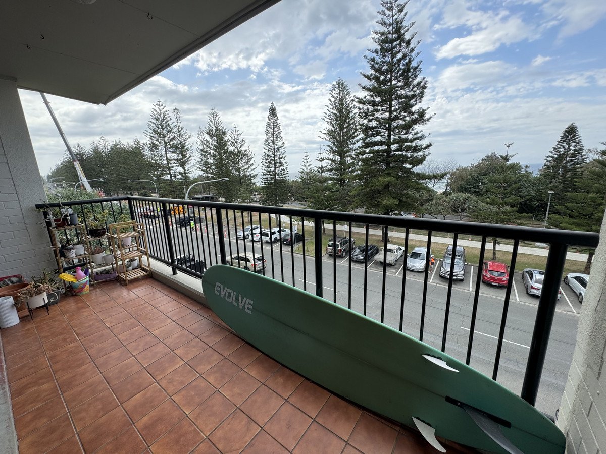 11/74 The Esplanade Burleigh Heads 3