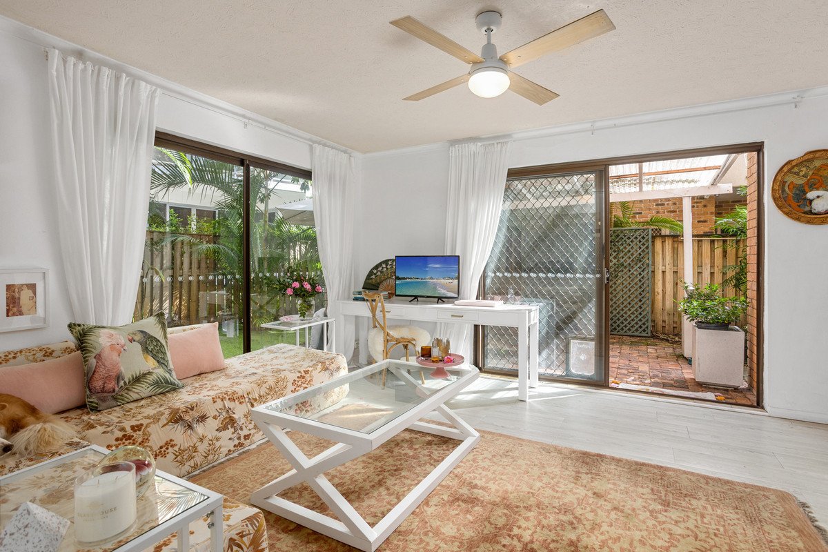 1/18 Murlong Crescent Palm Beach 4