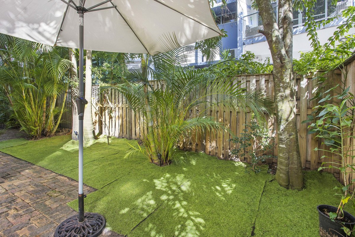 1/18 Murlong Crescent Palm Beach 11