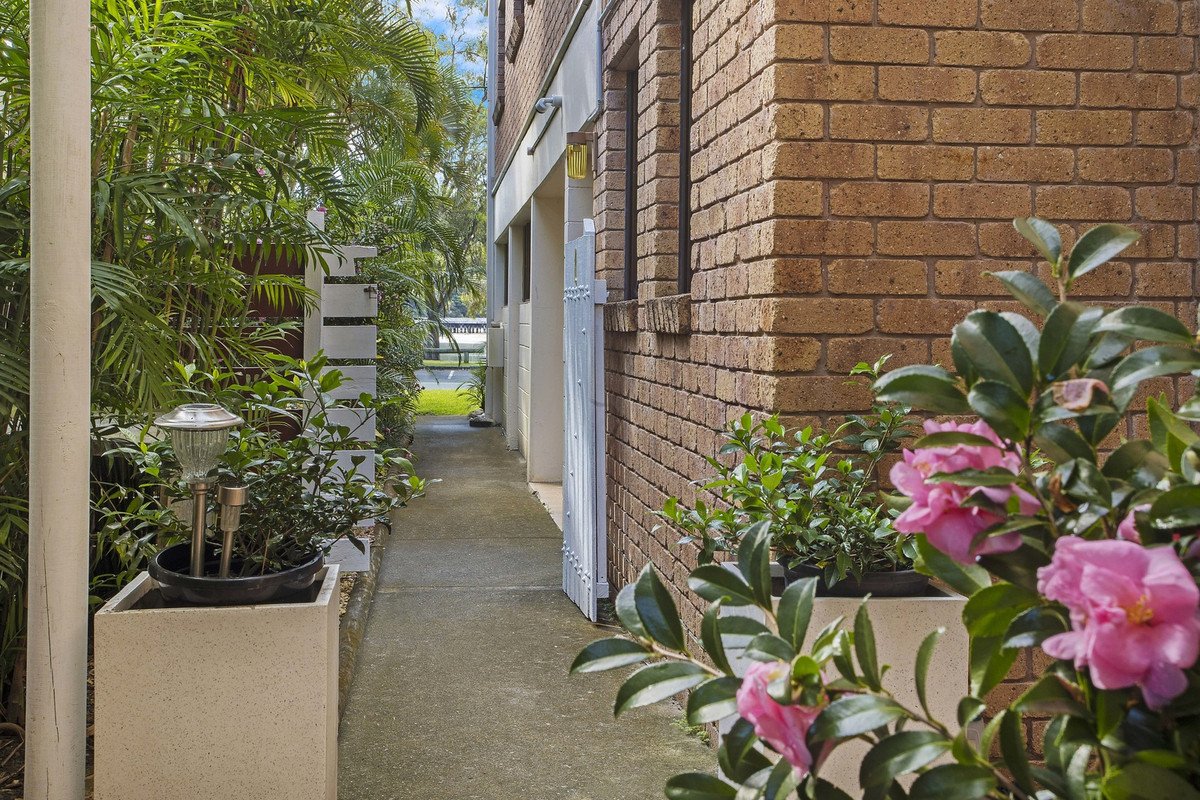 1/18 Murlong Crescent Palm Beach 12