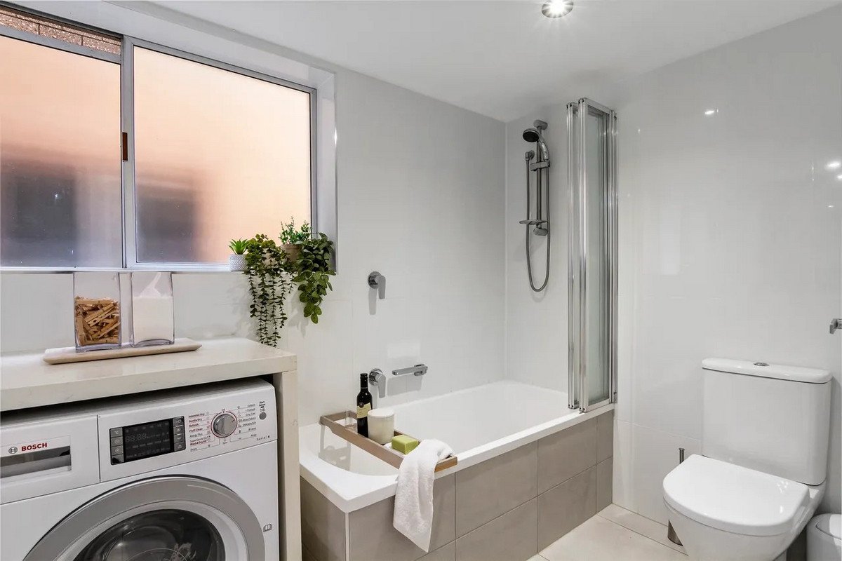 1/18 North Street Southport 12