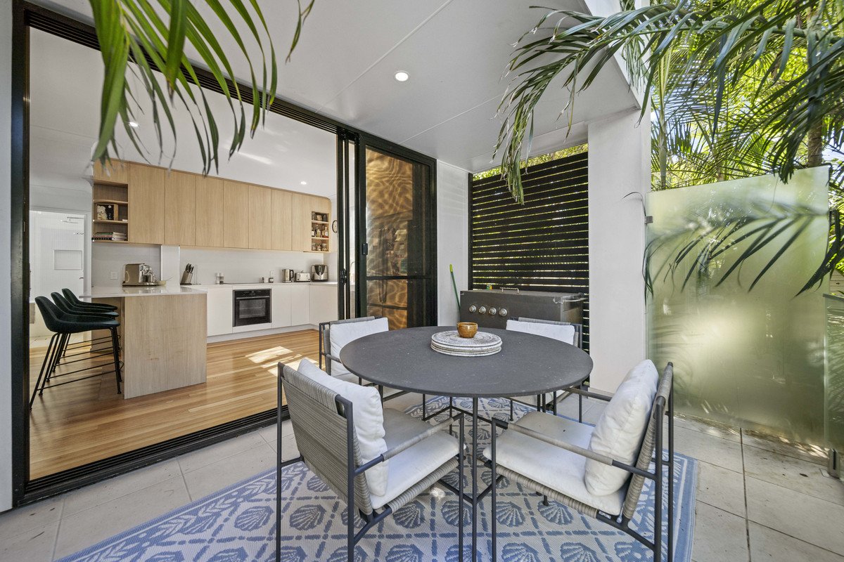 1/19 Riviera Road MIAMI 17