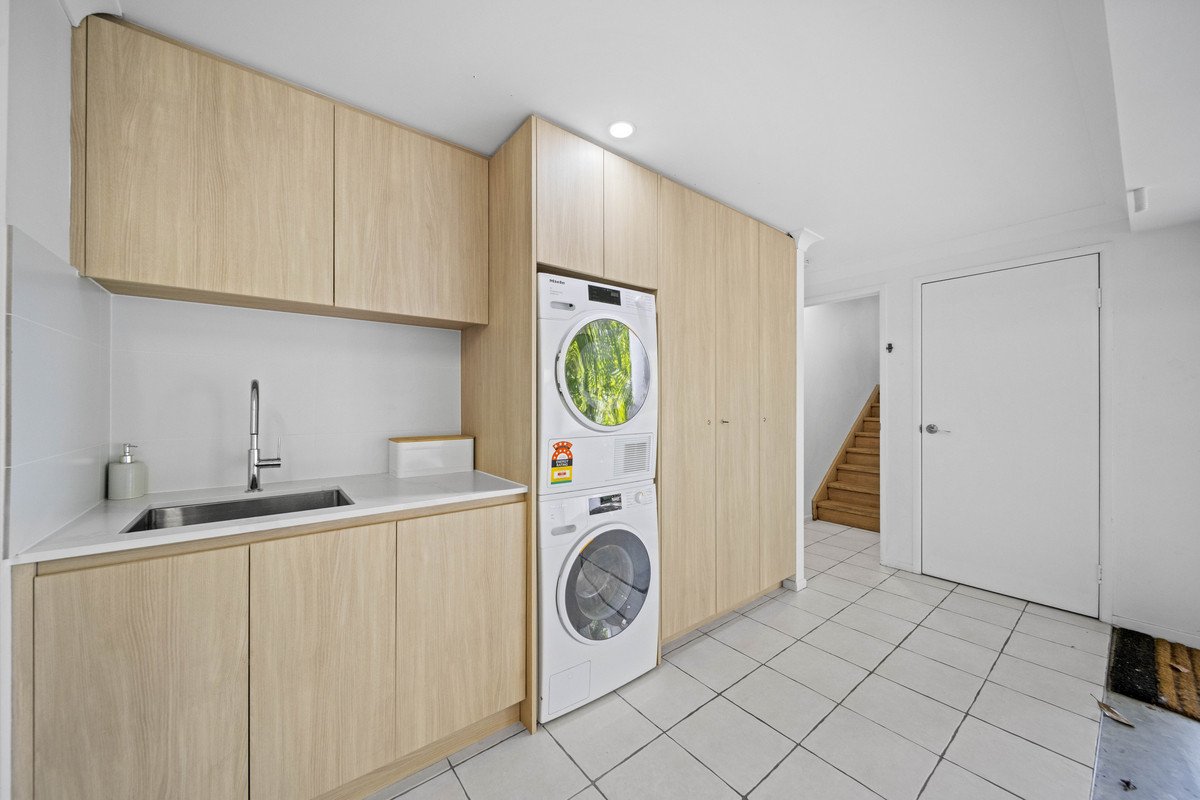 1/19 Riviera Road MIAMI 18