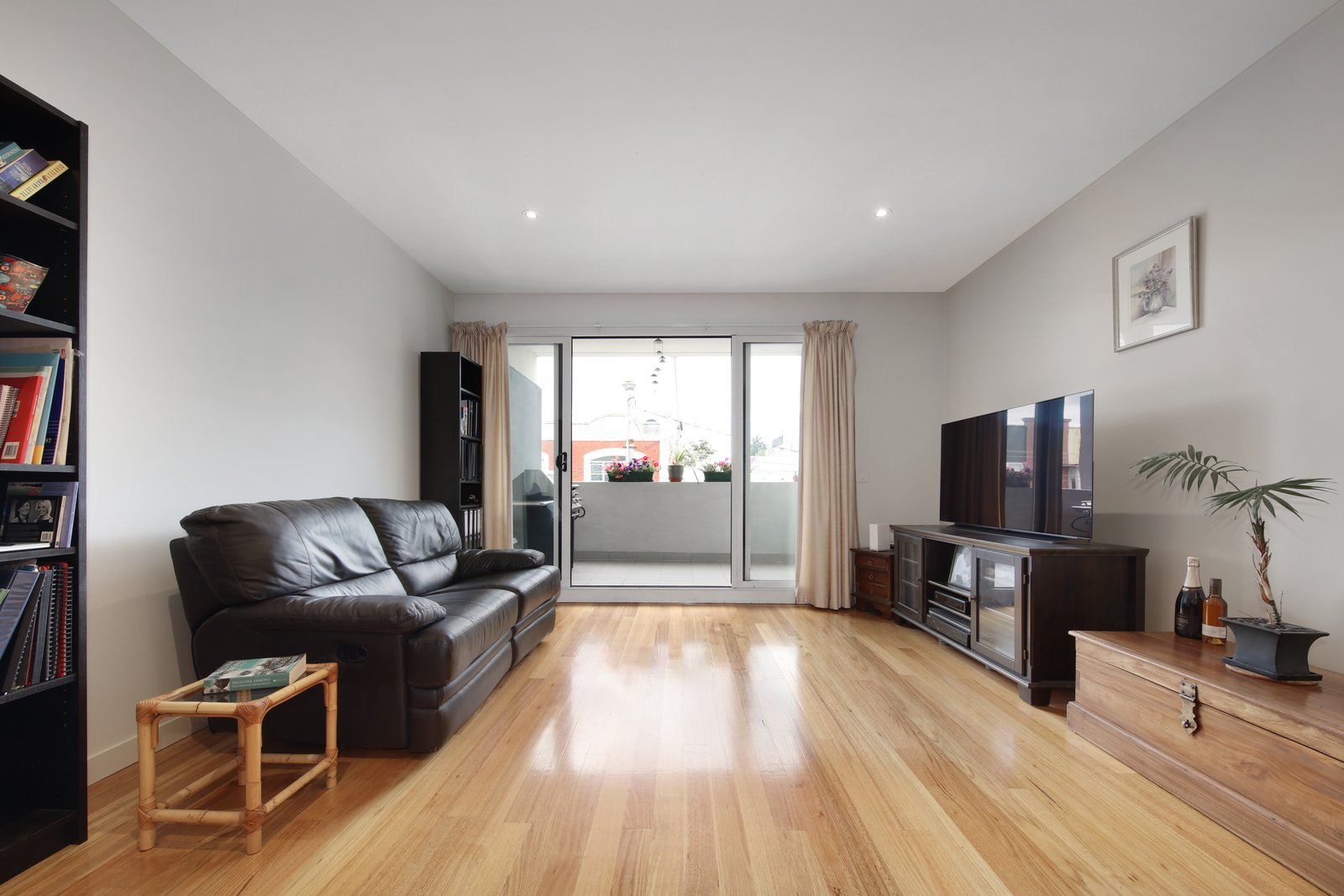 Gallery: 1/1A Royal Avenue