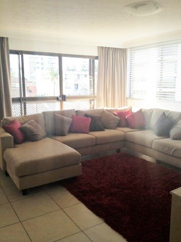 12 / 1927 Gold Coast Highway BURLEIGH HEADS 9