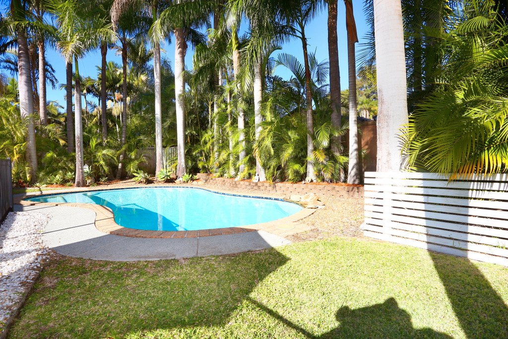 12 Angaston Avenue CARRARA 11