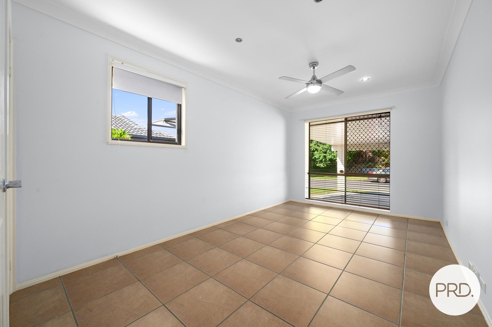 12 Angaston Avenue CARRARA 10