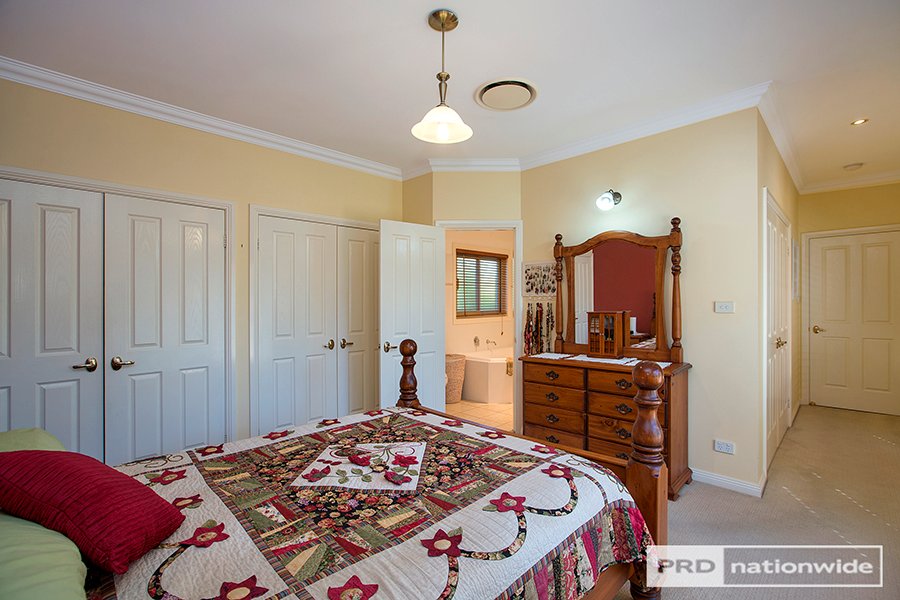 12 Daintree Circuit TAMWORTH 9