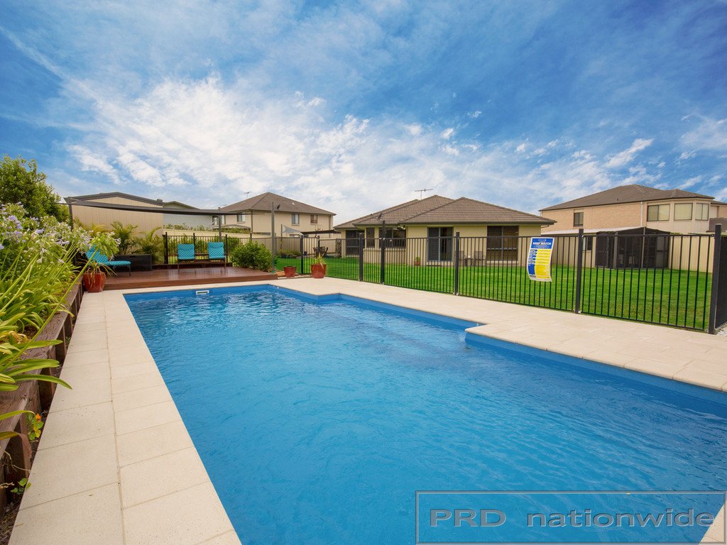 12 Drayton Crescent THORNTON 2