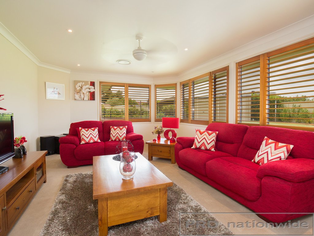 12 Drayton Crescent THORNTON 8