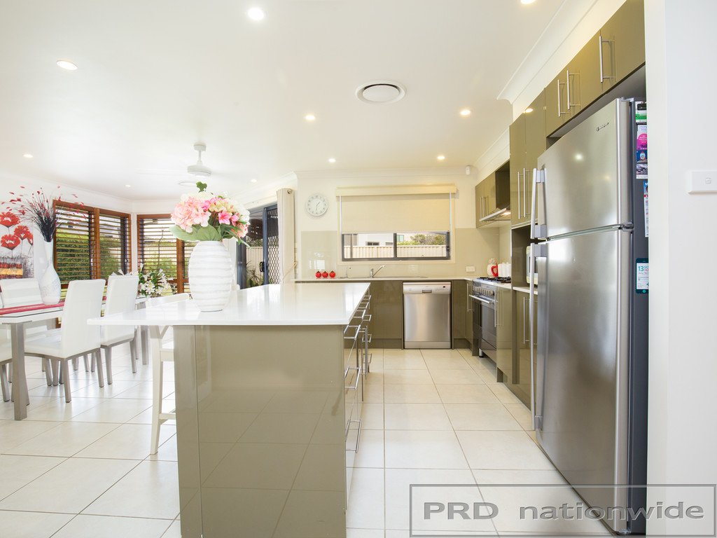 12 Drayton Crescent THORNTON 9