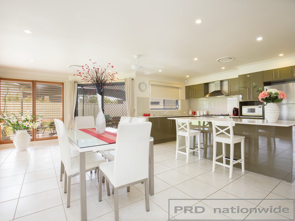12 Drayton Crescent THORNTON 11