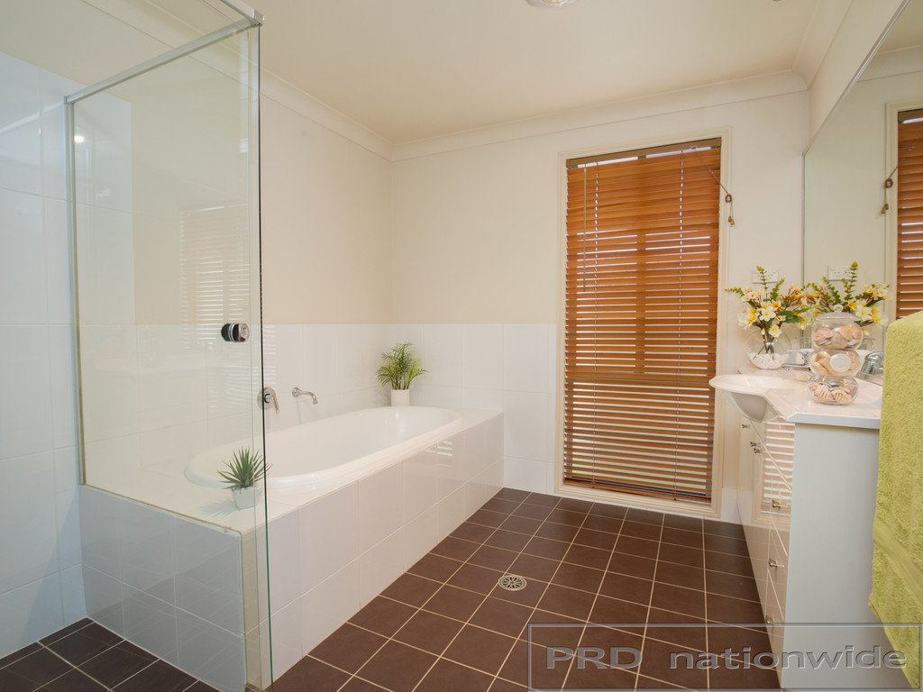 12 Drayton Crescent THORNTON 18