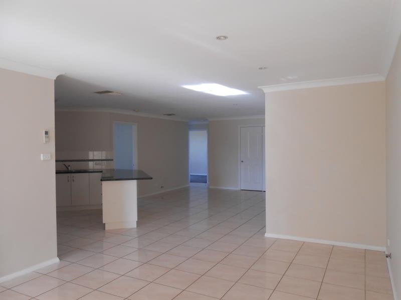 12 Eagle Avenue TAMWORTH 4