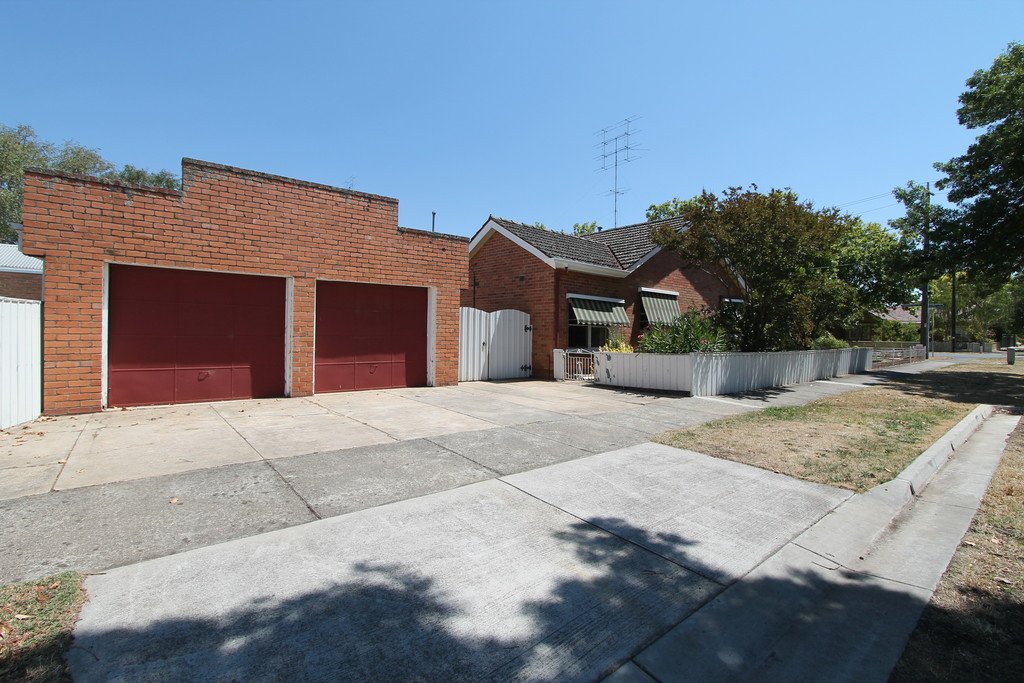 12 Forest Street LAKE WENDOUREE 21