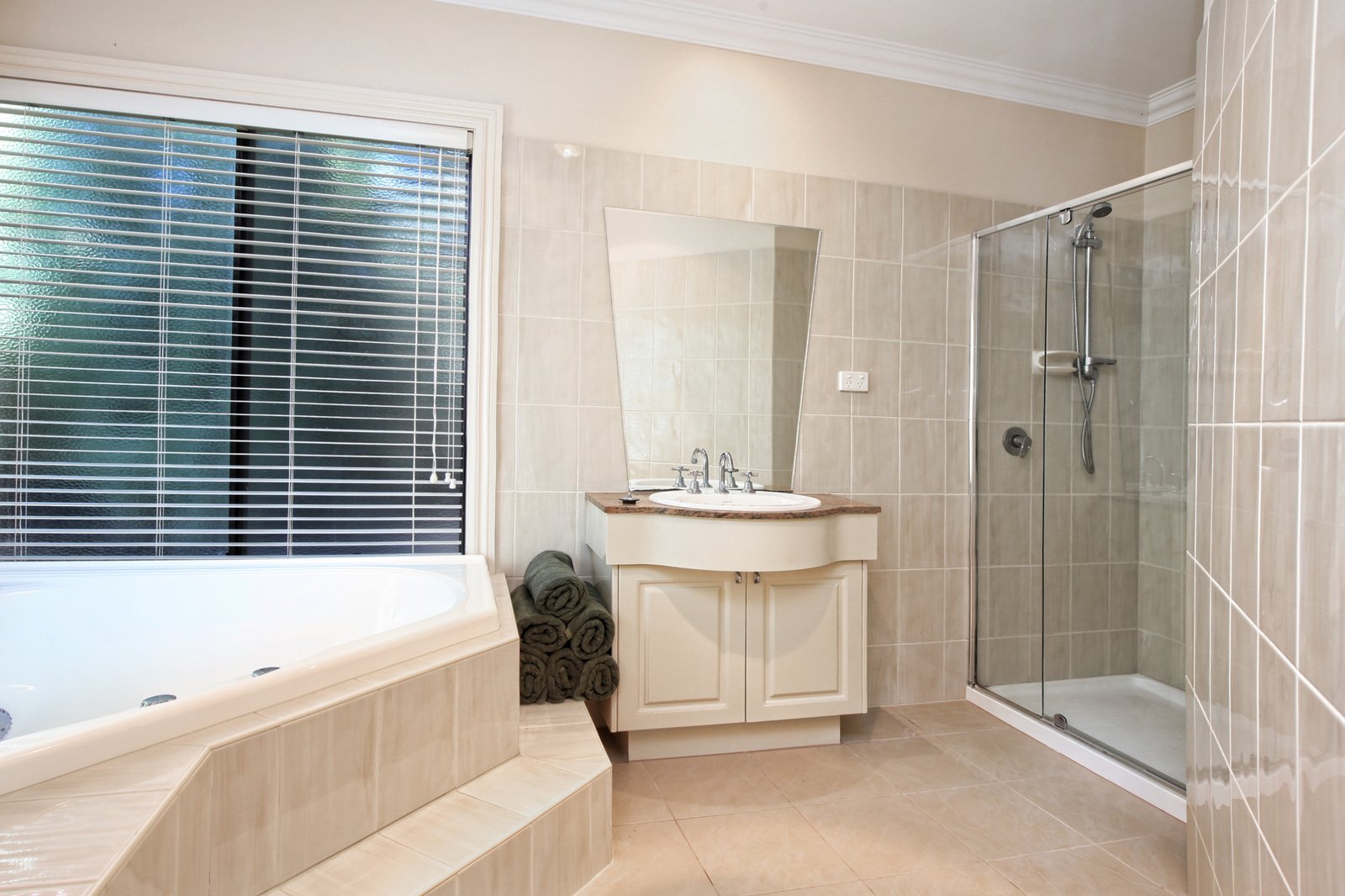 Real Estate and Property in 12 Glenns Court, Woodend, VIC