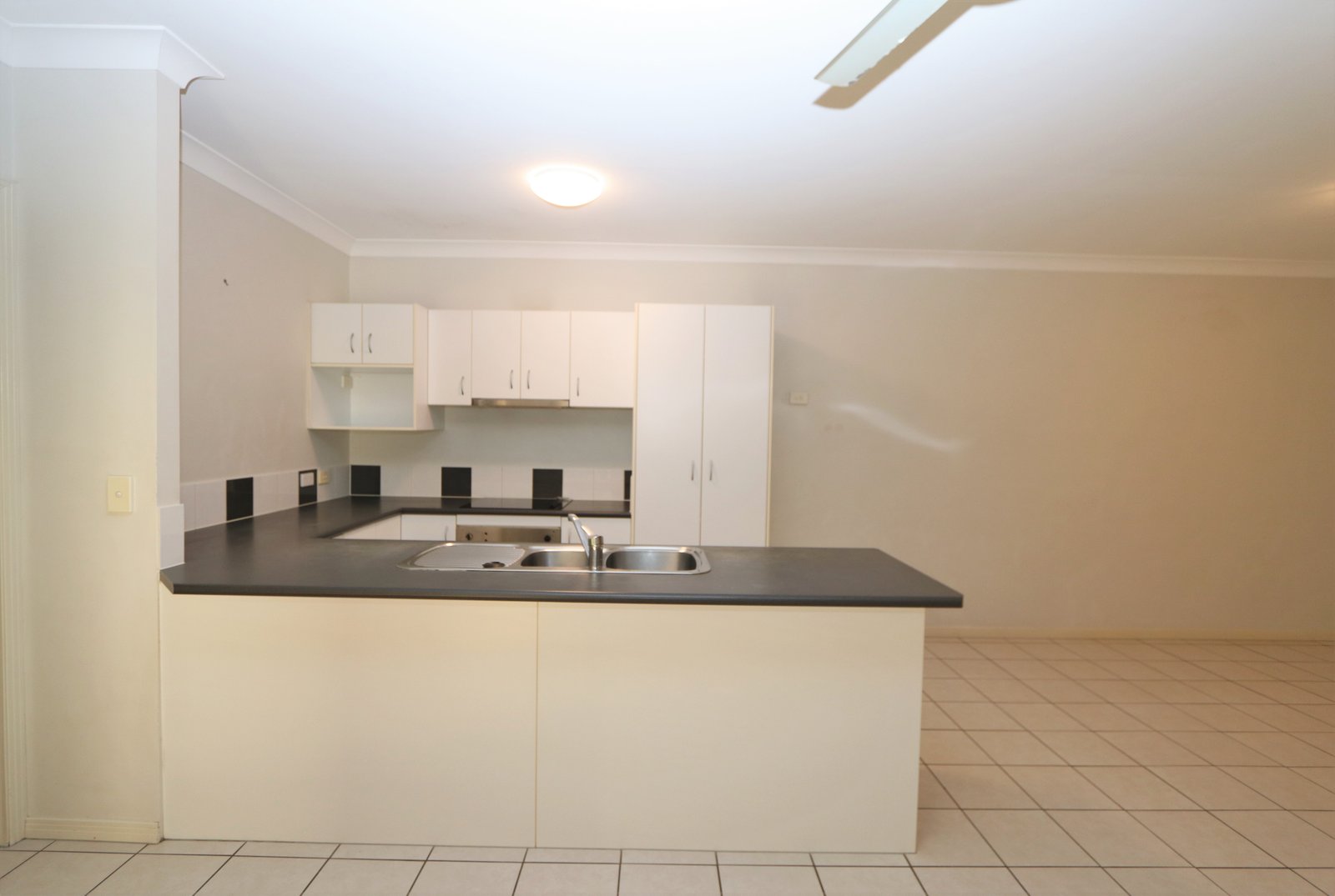 1/2 Hellman Street MOLENDINAR 6