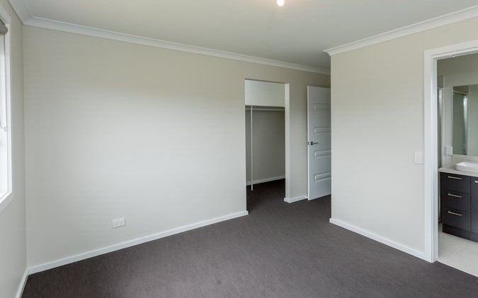 1/2 Honeysuckle Street THURGOONA 6