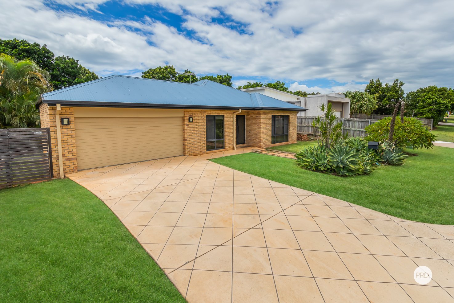 12 HUNTLY Place REDLAND BAY 2