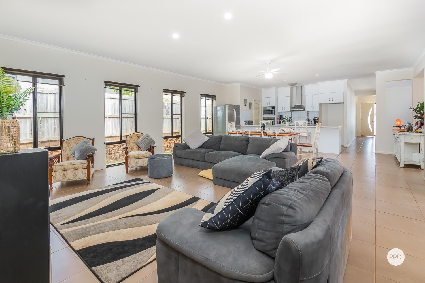 12 HUNTLY Place REDLAND BAY 4