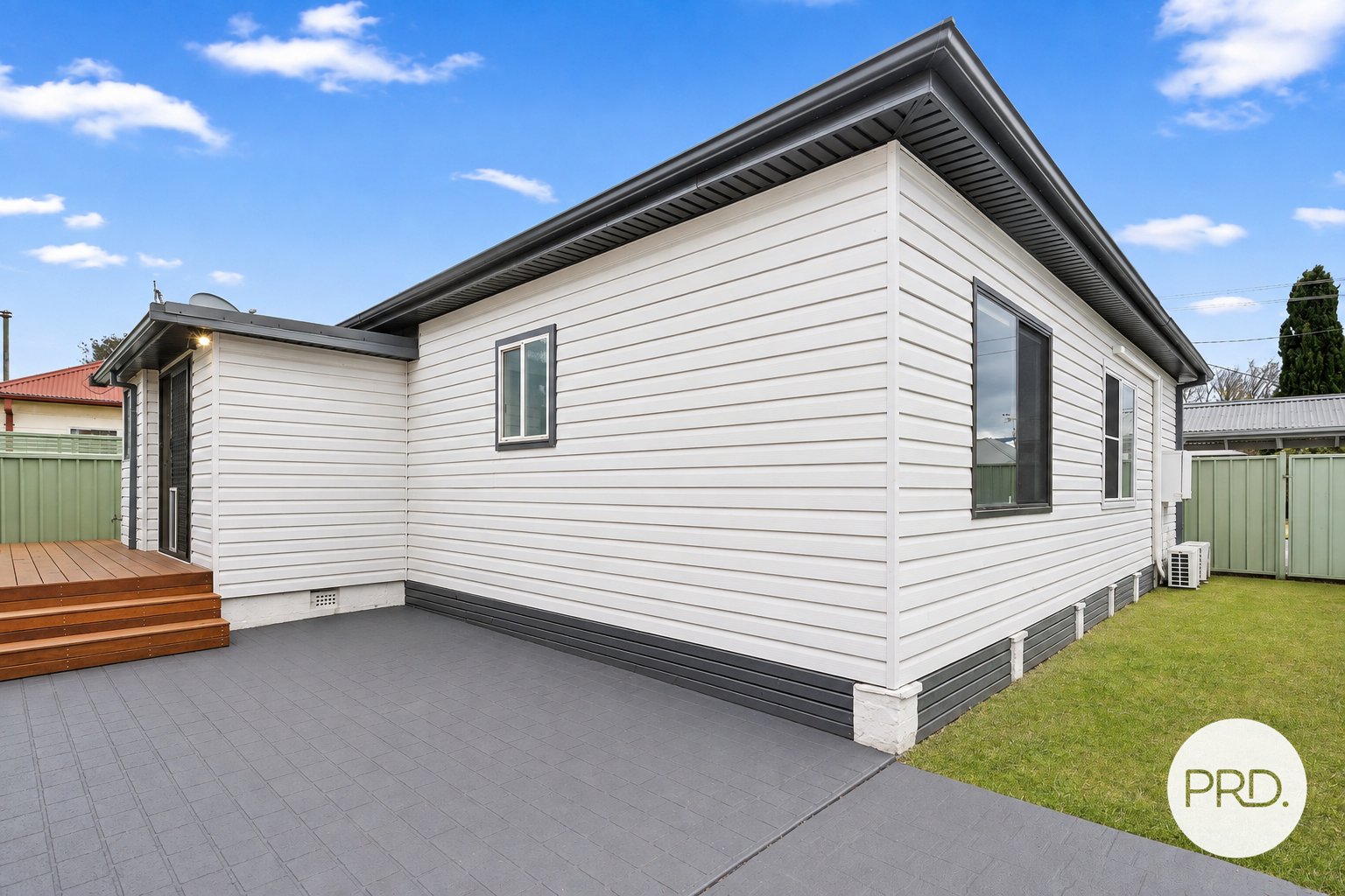 12 Hurt Parade UNANDERRA 8