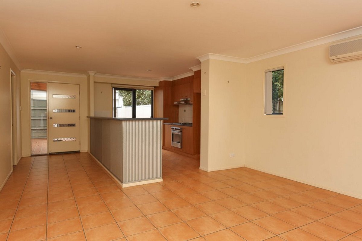 1/2 Karri Court BURLEIGH HEADS 2