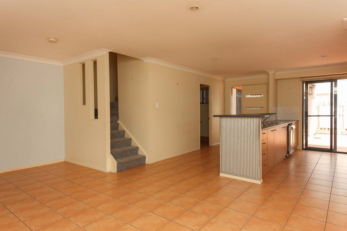 1/2 Karri Court BURLEIGH HEADS 3