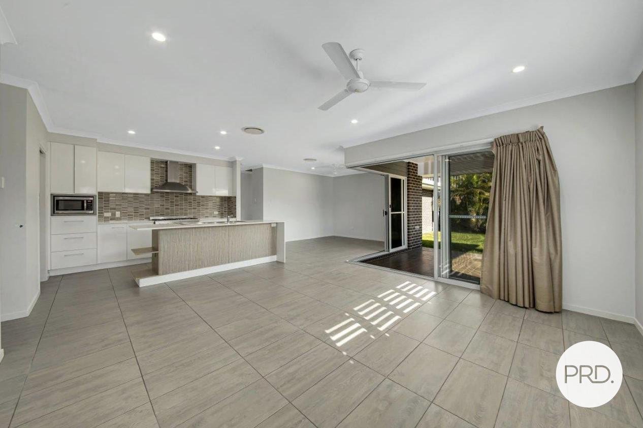 12 Kurwongbah Street BOYNE ISLAND 2