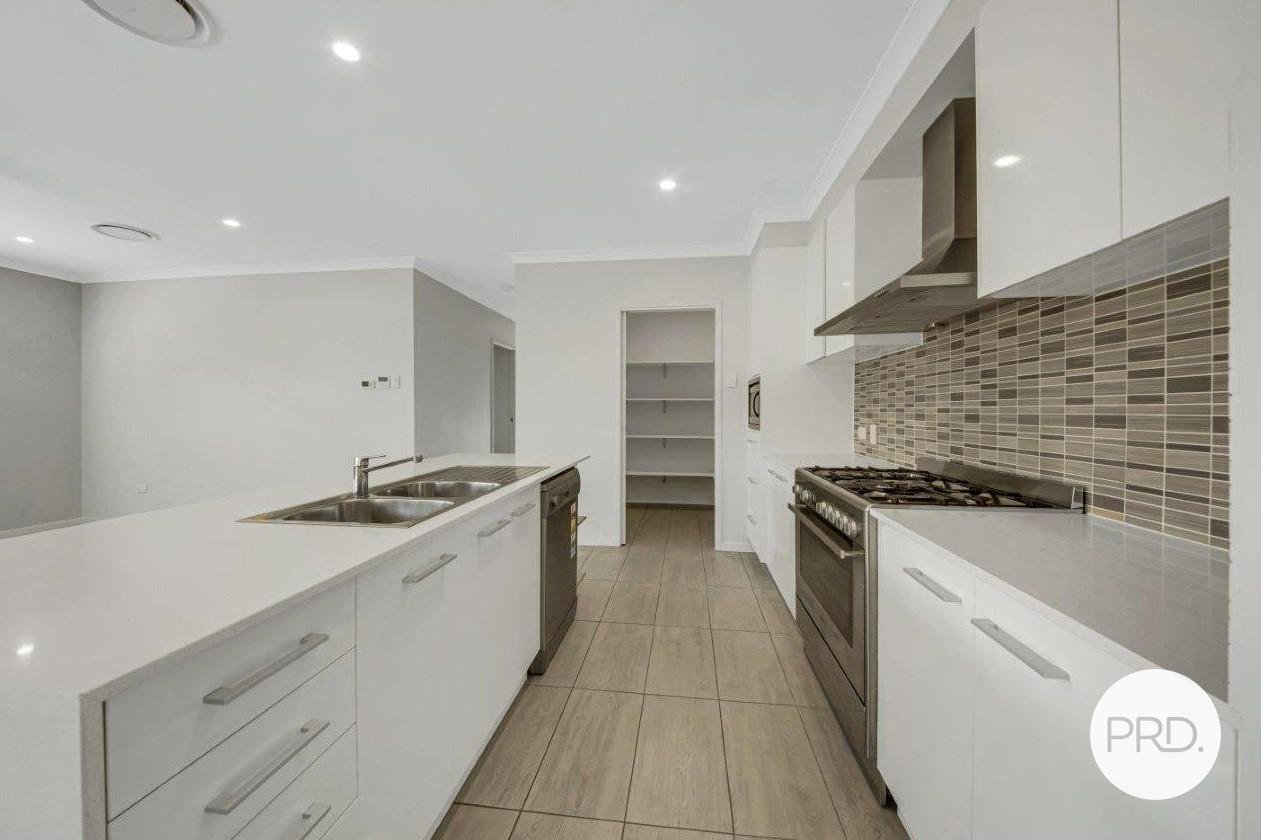 12 Kurwongbah Street BOYNE ISLAND 4