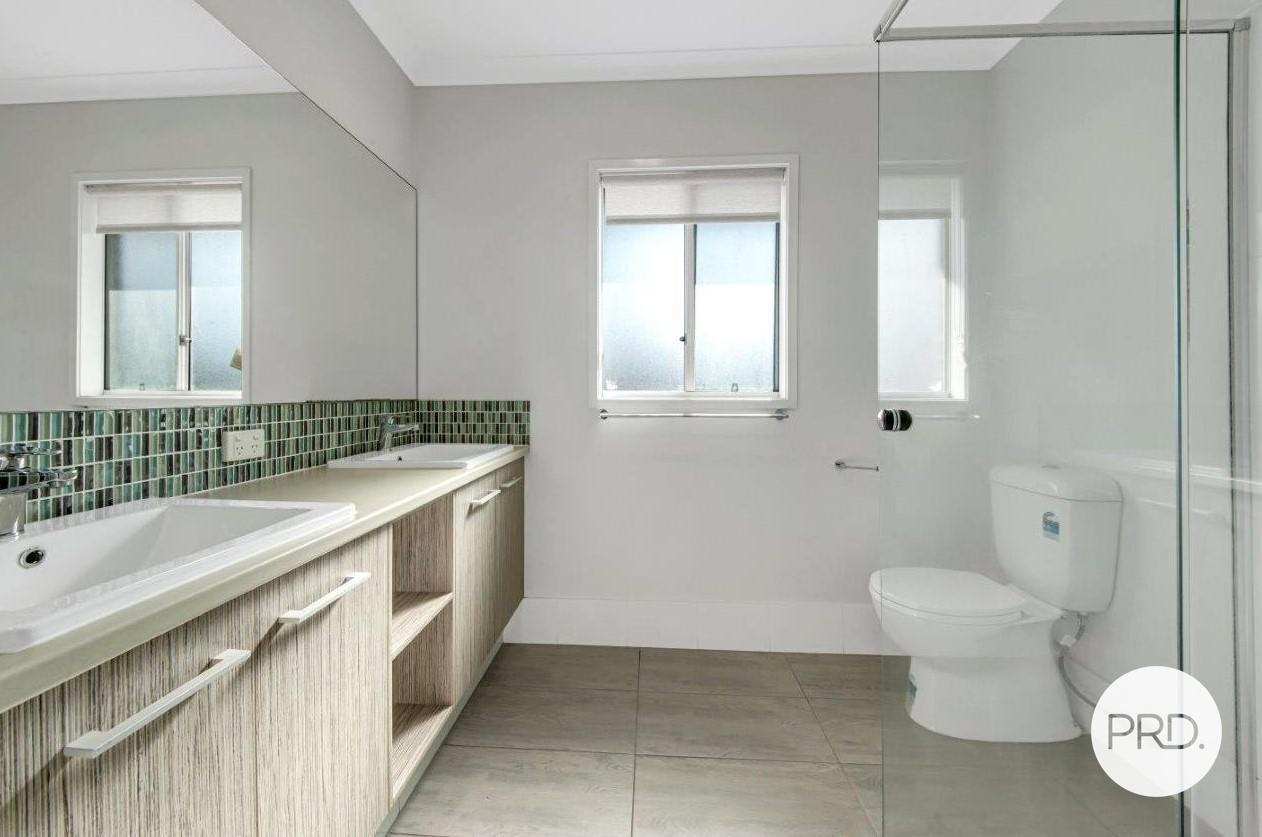 12 Kurwongbah Street BOYNE ISLAND 11