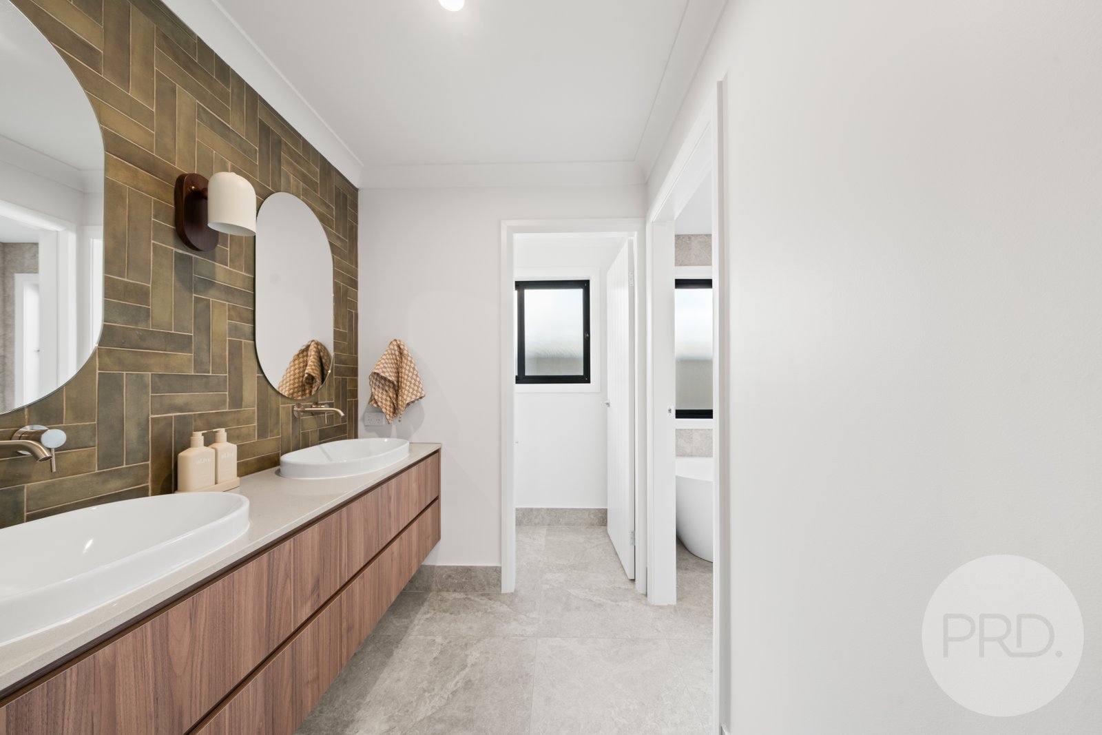 12 Lawrence Avenue GOBBAGOMBALIN 8