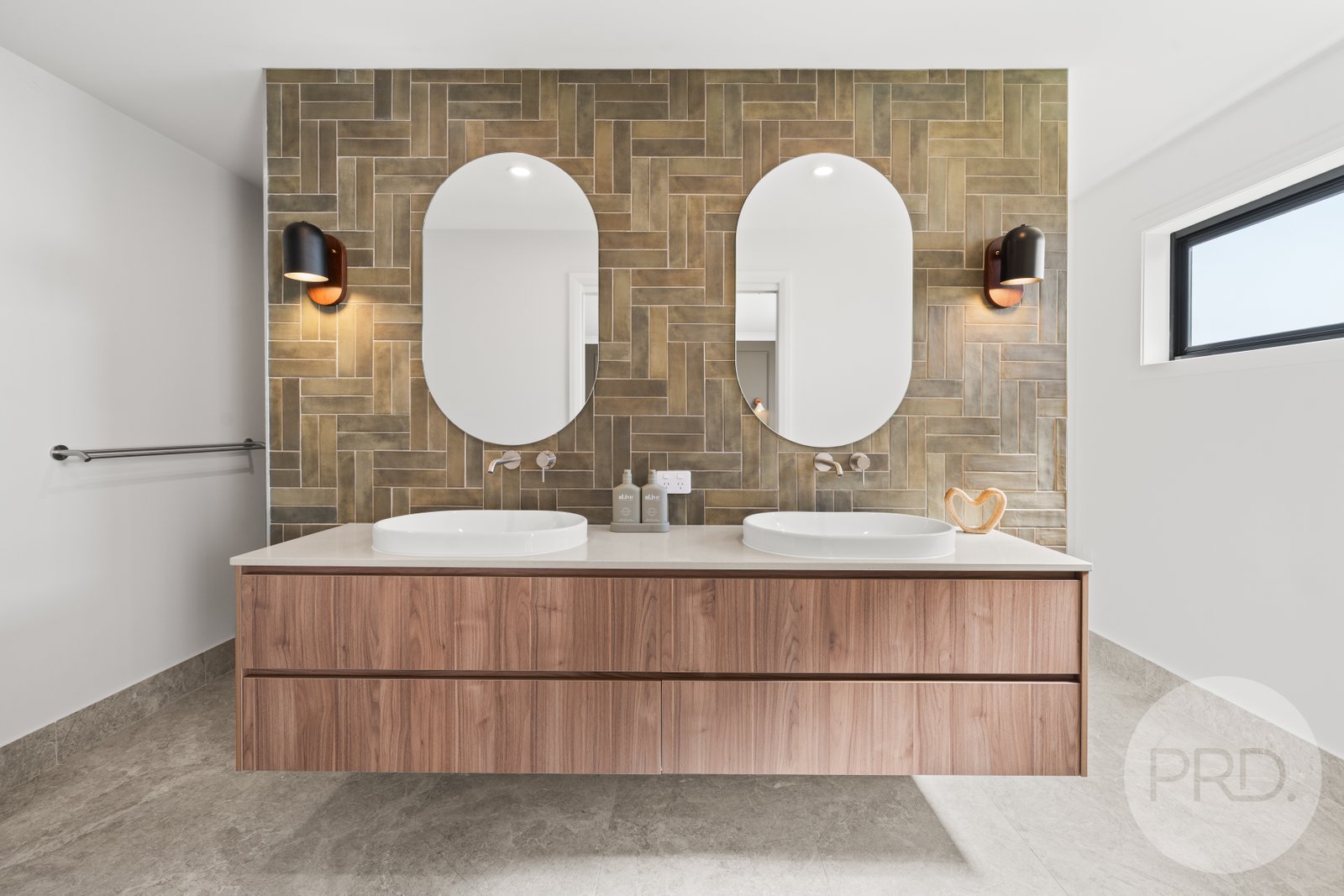 12 Lawrence Avenue GOBBAGOMBALIN 13