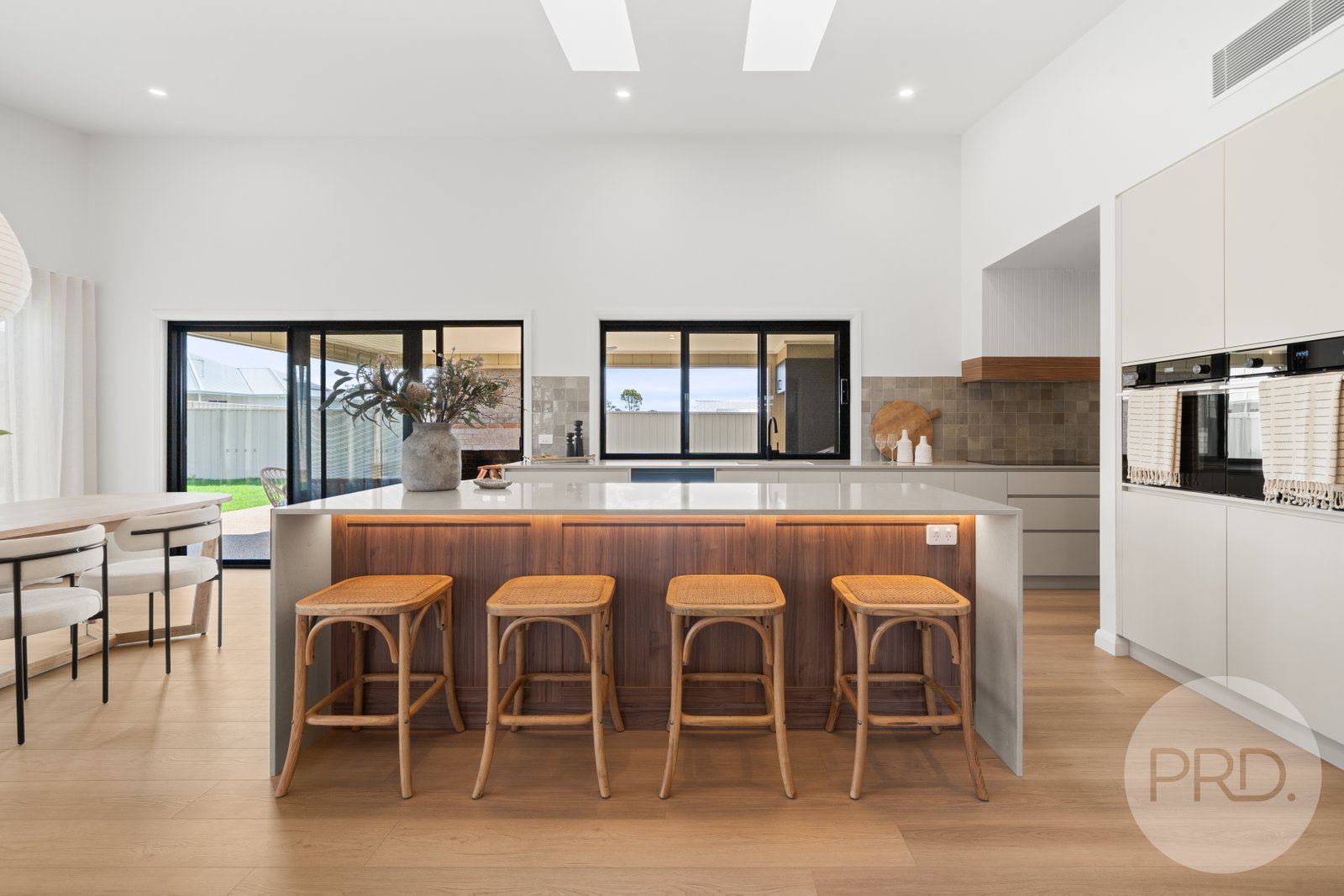 12 Lawrence Avenue GOBBAGOMBALIN 14