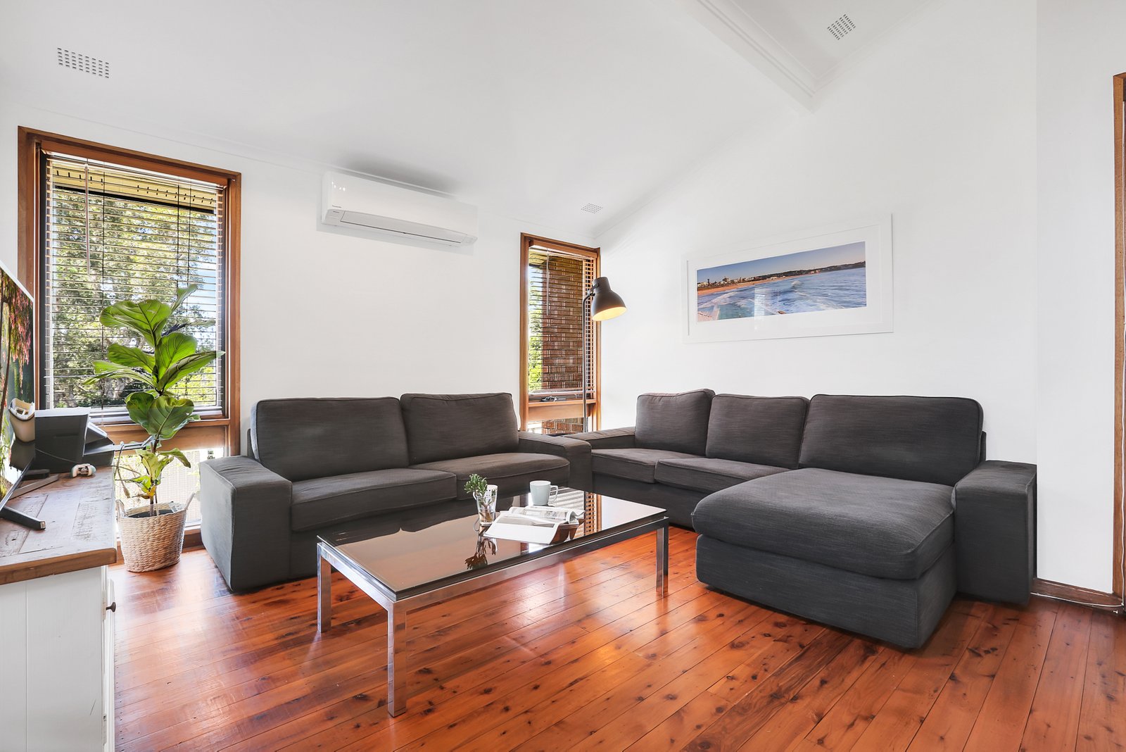 12 Lowanna Place UNANDERRA 2