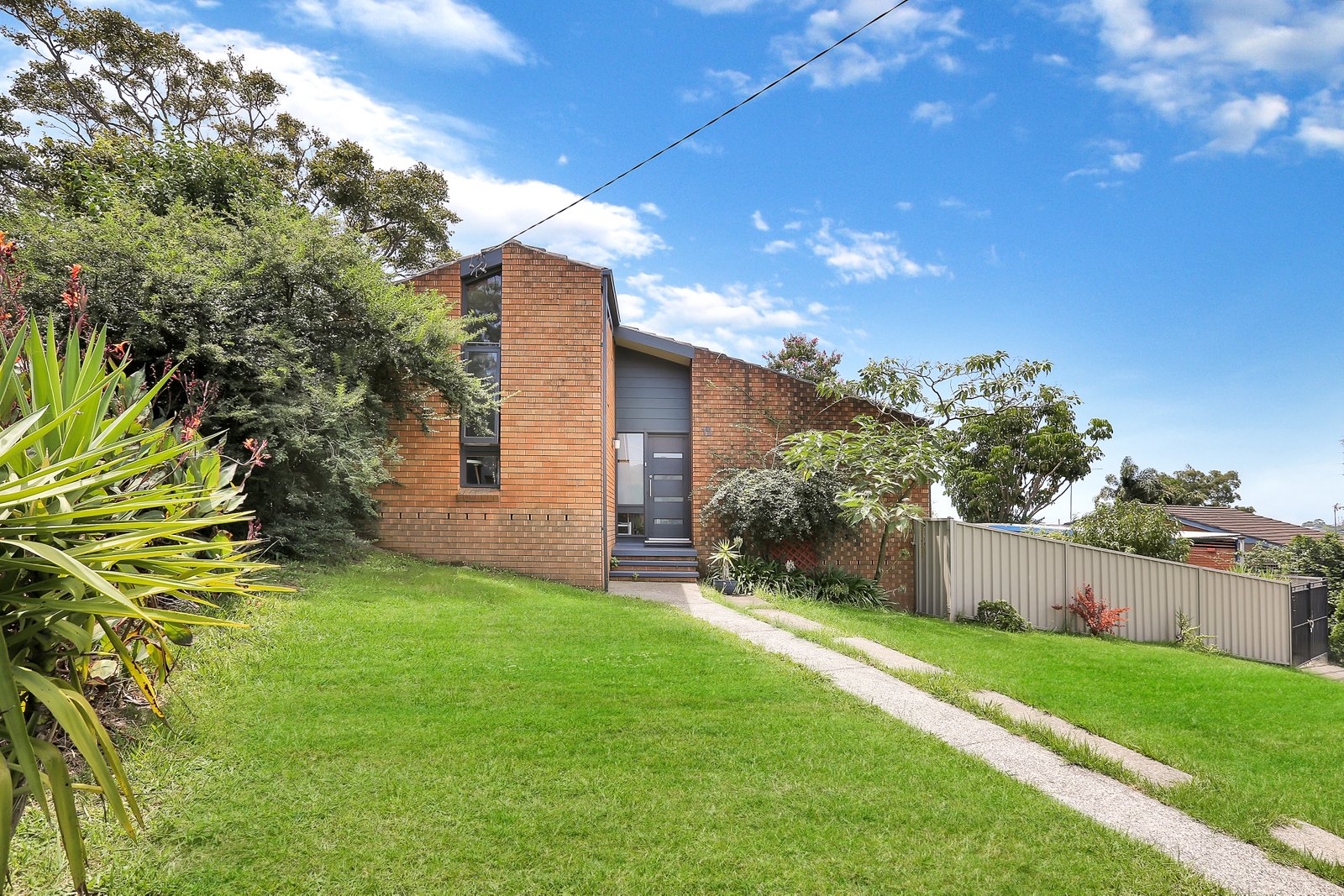 12 Lowanna Place UNANDERRA 8