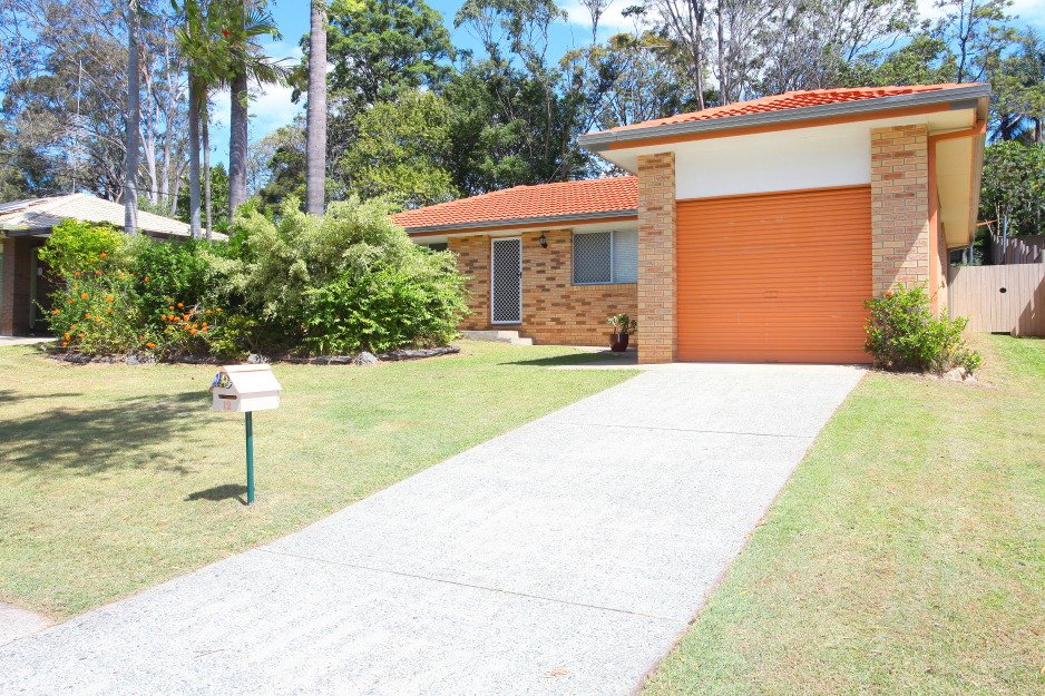 12 Macquarie Avenue MOLENDINAR 2