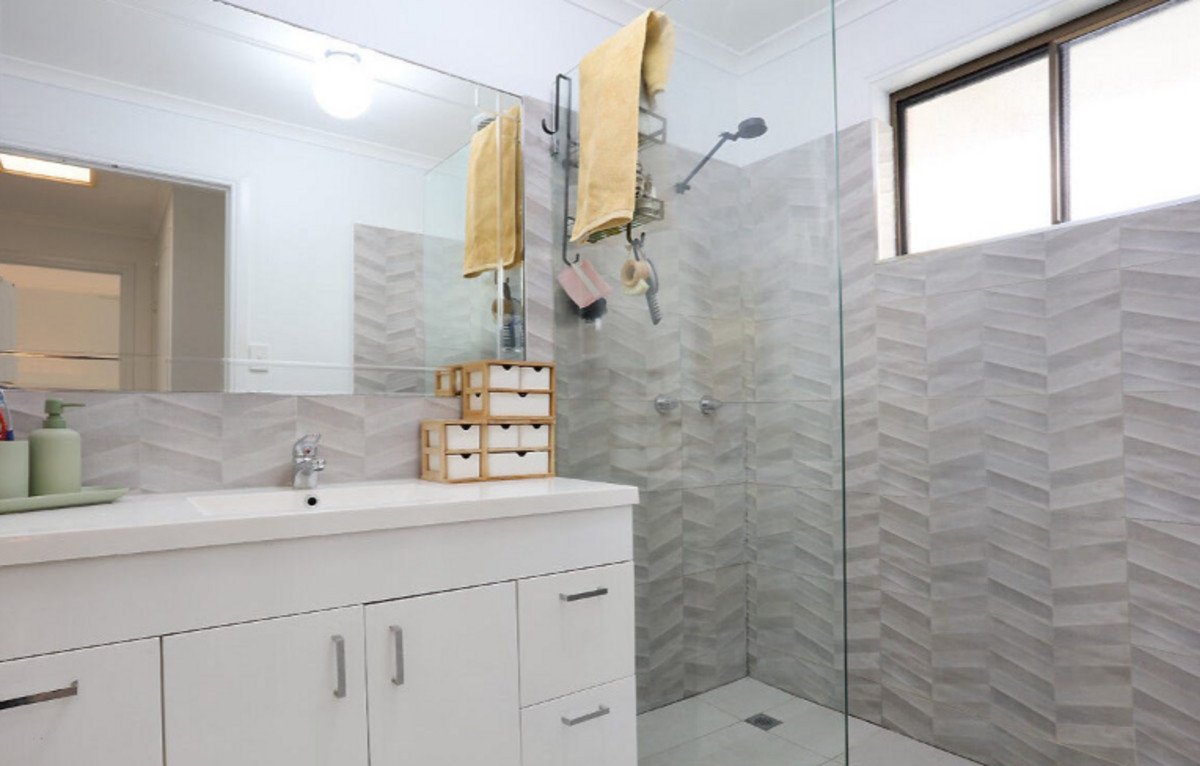 1/2 Morinda Way Labrador 11